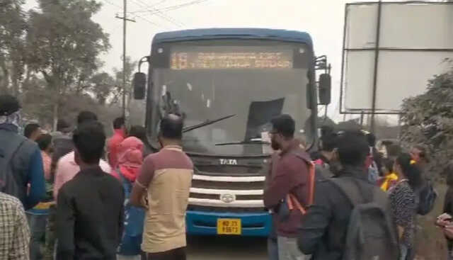 Mo bus hit car