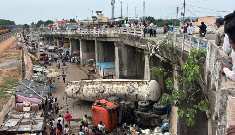 Truck falls from bridge 1080x570