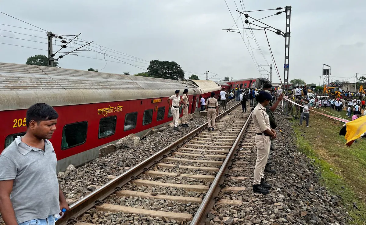 Ni4gdhfg mumbaihowrah train accident 625x300 30 july 24