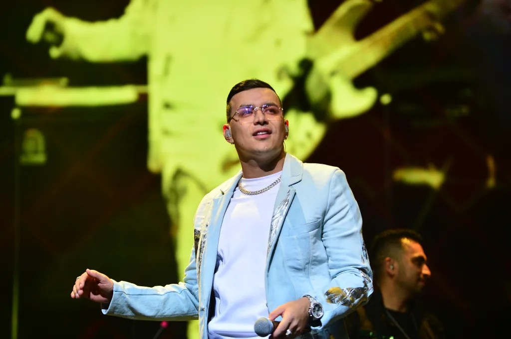 Yeison jimenez performs live stage 1050746583