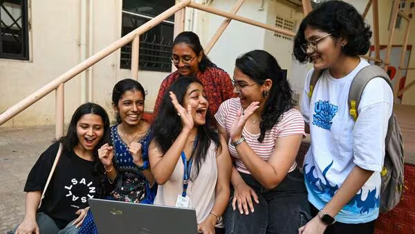 Students of Ruia College congratulate each other o 1746517582927