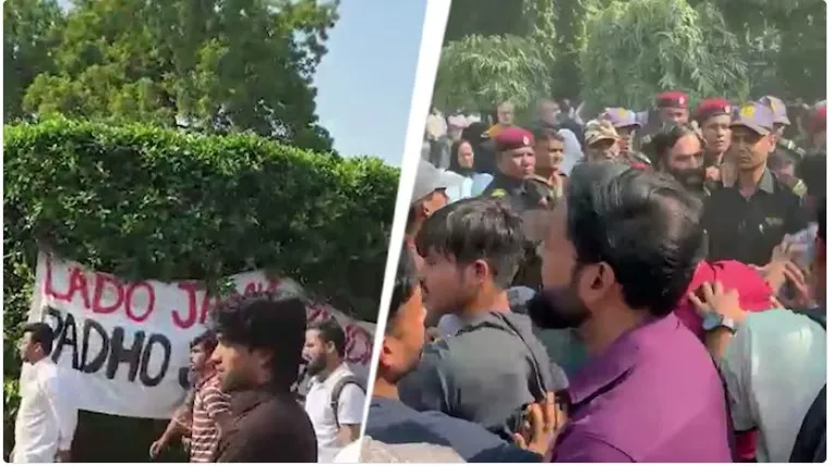 1792846885 Protesting Jamia students clash